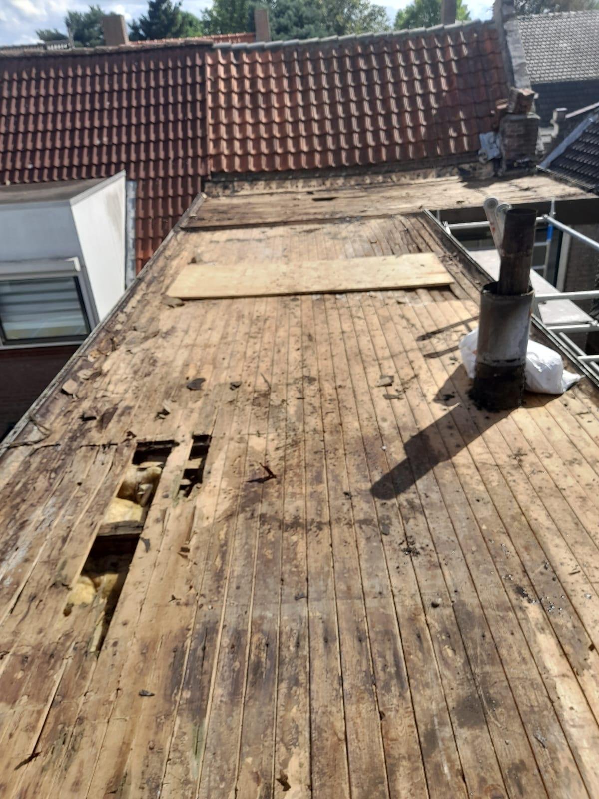 Aangetast dakbeschot met gaten