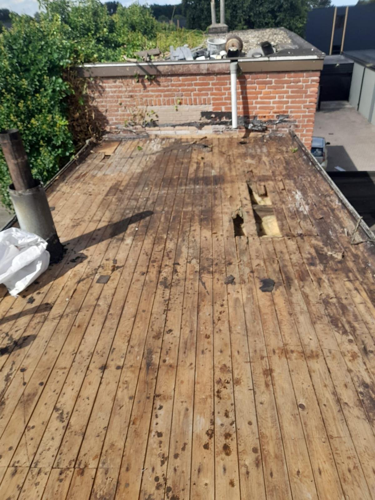 Rotte delen in het oude dakbeschot