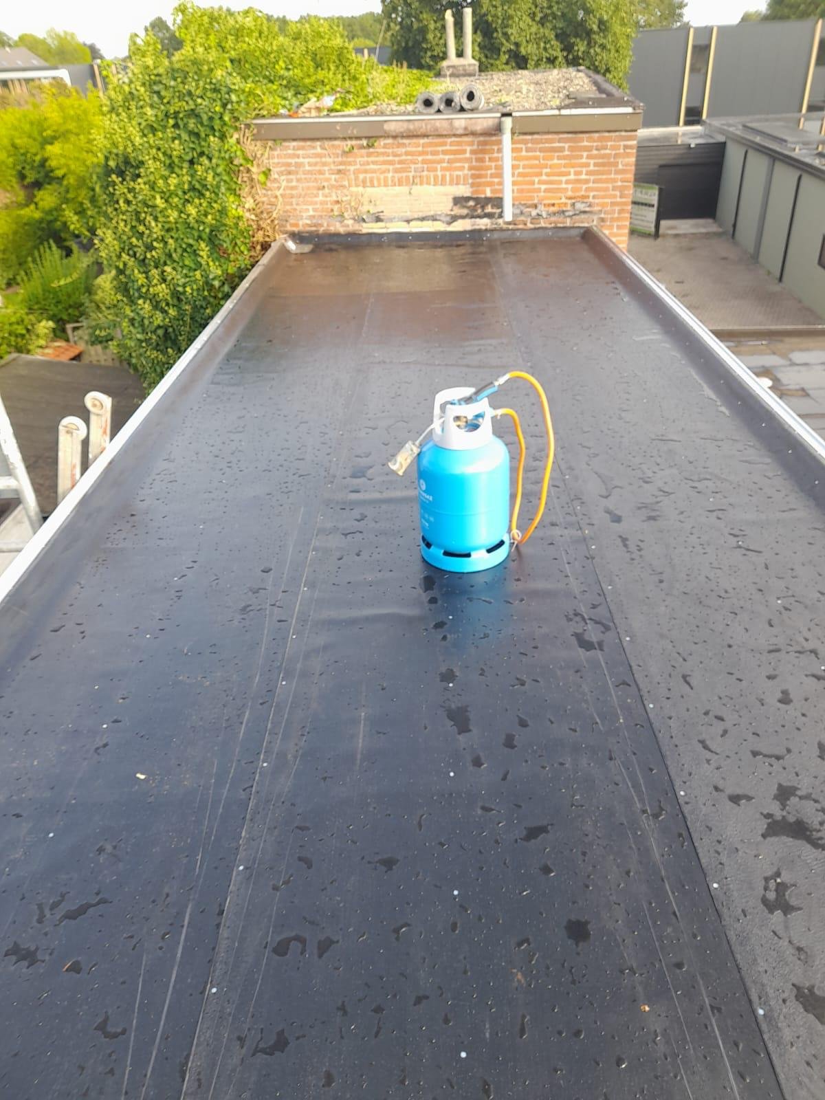Nieuwe dakbedekking wordt gebrand