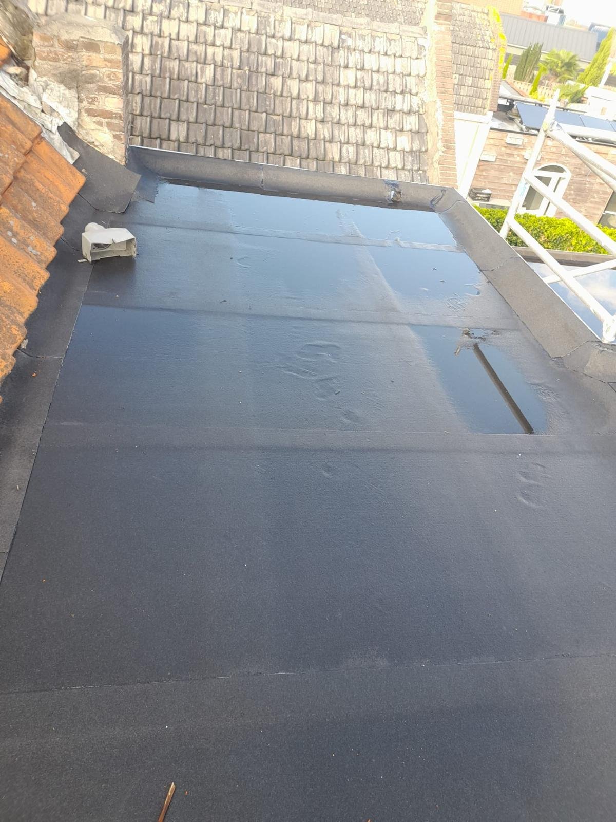 Afgewerkt plat dak met nieuwe dakbedekking